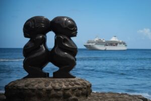 Omoa, Fatu Hiva - marquesanische Tiki-Steinskulptur an der Kueste des Marquesas-Archipels in Franzoesisch-Polynesien