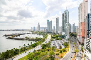 Panama City - Skyline mit Hochhäusern, Bucht und Yachthafen an der Pazifikküste Panamas
