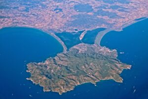 Porto Santo Stefano - Luftaufnahme der Halbinsel Monte Argentario in der Toskana