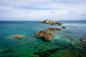 Saint-Malo in der Bretagne - das Fort National auf einer Felseninsel vor der Küste bei Ebbe