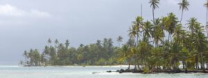 San-Blas-Inseln - palmenbestandene Koralleninsel mit weißem Sandstrand im türkisen Karibikwasser vor Panama