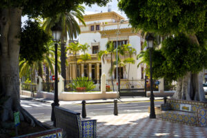 Santa Cruz de Tenerife - historischer Platz mit Palmen und Kachelbänken, Teneriffa