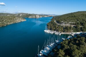Sibenik - Segelyachten in der Marina am Kanal des Heiligen Antonius, dahinter die dalmatinische Altstadt