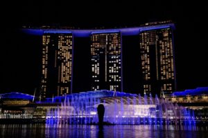 Singapur - Marina Bay Sands bei Nacht mit Wasserlichtshow