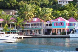 Sopers Hole auf Tortola - bunte Kolonialhäuser mit Segelbooten am Naturhafen der Britischen Jungferninseln