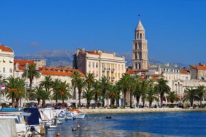 Split - Riva-Uferpromenade mit Glockenturm der Kathedrale des Heiligen Domnius