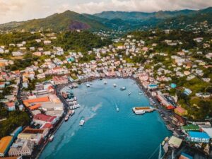 St. George's (Grenada) - Blick über den hufeisenförmigen Hafen mit bunten Häusern am Hang