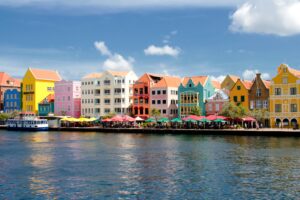 Willemstad - bunte Handelskade-Häuserzeile am Wasser, Curaçao