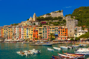 Portovenere mit bunten Turmhäusern und Doria-Burg, Ligurien