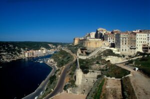 Die Zitadelle von Bonifacio auf weißen Kalkklippen über der Meerenge