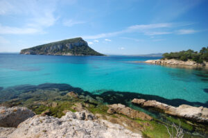 Türkisfarbene Bucht am Capo Figari an der Nordostküste Sardiniens
