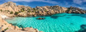 Die türkisfarbene Cala Coticcio auf Caprera im La-Maddalena-Archipel