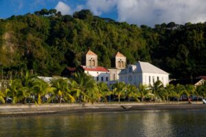Saint-Pierre, Martinique - Kirche und Kolonialbauten am Wasser vor dem Mont Pelée