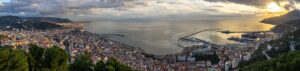 Salerno: Panorama des Golfs bei Sonnenuntergang