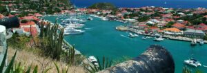 Der Hafen von Gustavia auf St. Barth aus der Luft