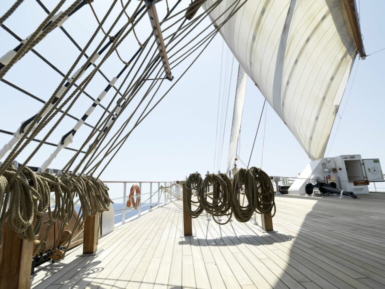 An Deck der Sea Cloud II unter Segeln