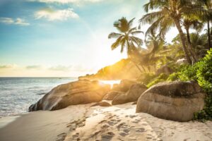 Seychellen-Strand mit Granitfelsen im Abendlicht
