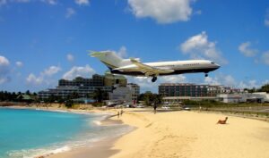 Sint Maarten - Maho Beach mit tief über den Strand anfliegendem Flugzeug