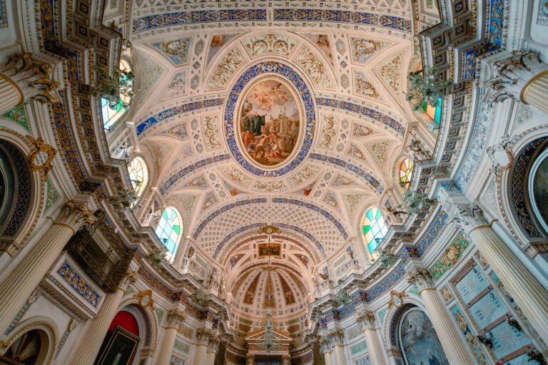 Reich verzierte barocke Kirchendecke mit Fresken und bunten Glasfenstern in Scicli, Val di Noto, Sizilien