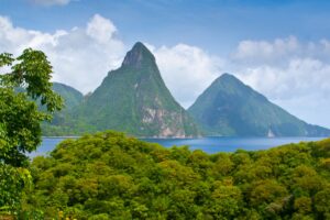 Soufrière, St. Lucia - die Pitons über dem Meer