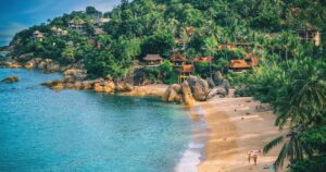 Eine Bucht mit Granitfelsen und Palmen auf Koh Samui