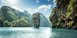 Kalksteinfelsen in der Andamanensee, Thailand