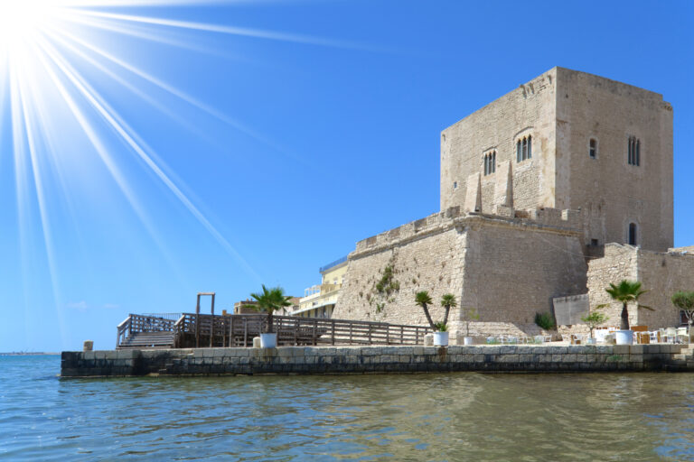 Torre Cabrera am Hafen von Pozzallo, Sizilien