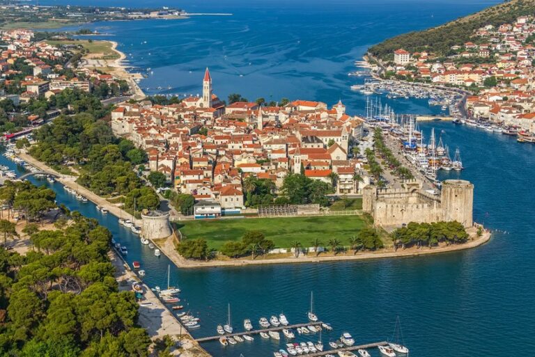 Luftaufnahme der UNESCO-Altstadt von Trogir mit der Festung Kamerlengo in Dalmatien