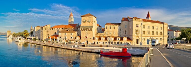 Uferpromenade Riva der Altstadt von Trogir in Dalmatien