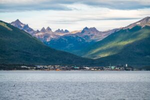 Ushuaia - Stadt am Beagle-Kanal vor der Martial-Kette
