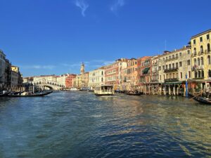 Panorama des Canal Grande mit der Rialtobrücke in Venedig, Gondeln und Vaporetto auf dem Wasser