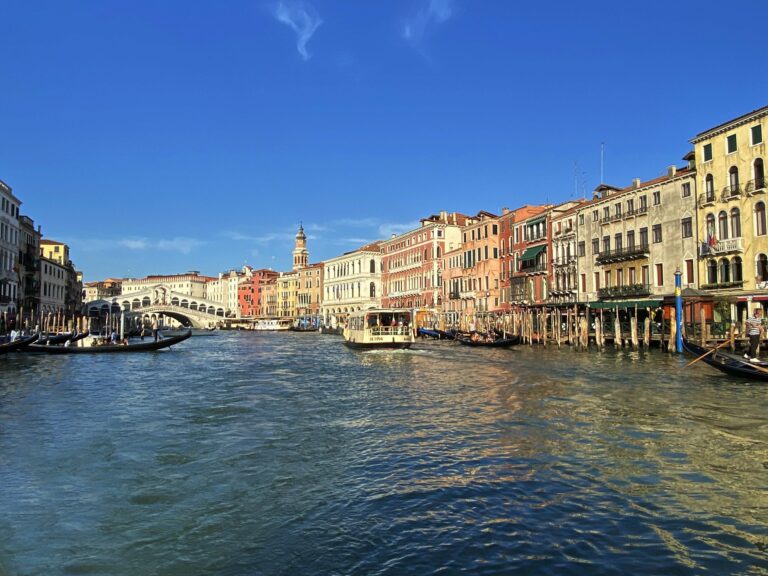 Panorama des Canal Grande mit der Rialtobrücke in Venedig, Gondeln und Vaporetto auf dem Wasser