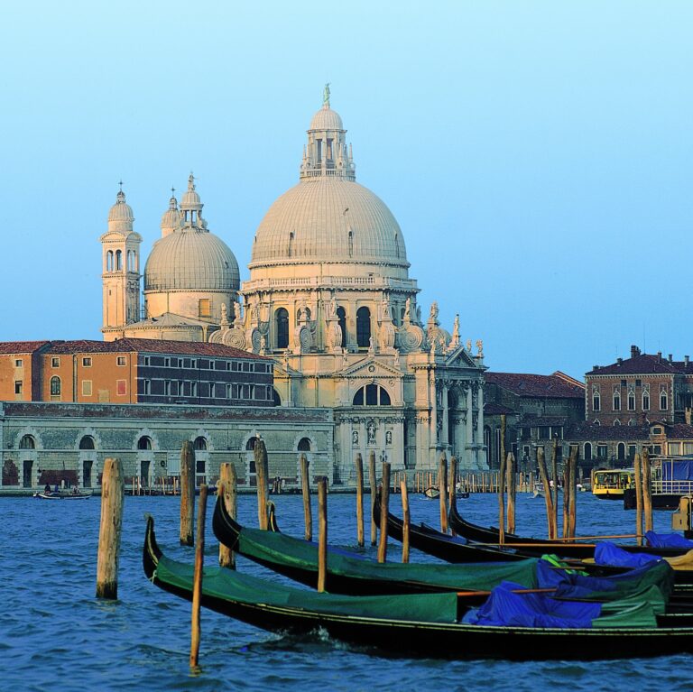 Basilika Santa Maria della Salute am Eingang des Canal Grande in Venedig mit Gondeln im Vordergrund