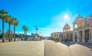 Viareggio - Liberty-Promenade mit Jugendstil-Architektur und Palmen