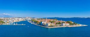 Luftaufnahme der Altstadt-Halbinsel von Zadar an der kroatischen Adria
