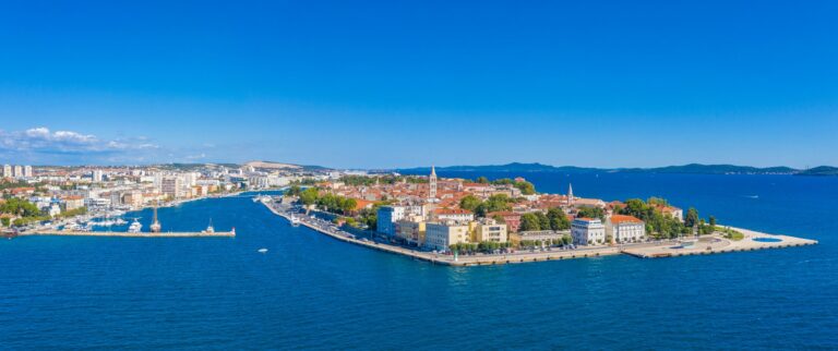 Luftaufnahme der Altstadt-Halbinsel von Zadar an der kroatischen Adria