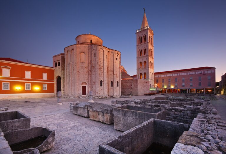 Kirche St. Donatus und römisches Forum in der Altstadt von Zadar in der Dämmerung