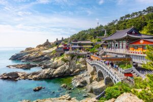 Der Küstentempel Haedong Yonggungsa auf den Felsen am Meer bei Busan, Südkorea