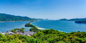 Amanohashidate, Kiefern-Sandbank bei Miyazu (Kyoto), Japan, Luftblick