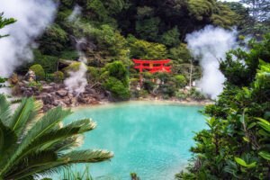 Umi Jigoku, türkise heiße Quelle mit Torii in Beppu (Oita), Japan