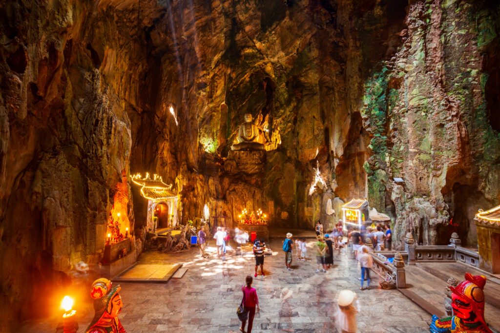 Marmorberge bei Da Nang - Höhlentempel mit Buddha-Statue und Lichtschacht