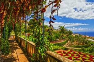 Funchal - Botanischer Garten mit Blumenbeeten und Blick über die Stadt aufs Meer