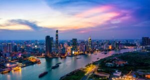 Ho-Chi-Minh-Stadt - Skyline am Saigon-Fluss in der Abenddämmerung