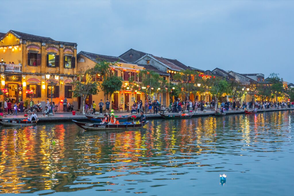 Hoi An - die Altstadt am Fluss zur blauen Stunde