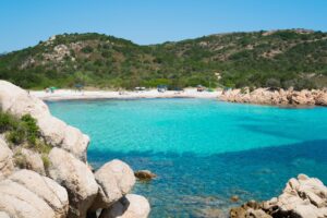 Spiaggia del Principe an der Costa Smeralda, Sardinien - türkise Bucht mit weißem Sand und Granitfelsen