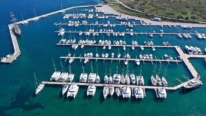 Marina von Lavrion an der Südostspitze Attikas - Yachten und Katamarane vor türkisem Wasser