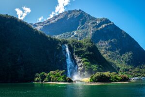 Milford Sound · Wasserfall im Fjord, Fiordland, Milford Sound (Fiordland), Neuseeland