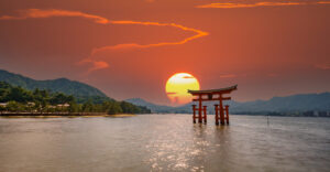 Schwimmendes Torii des Itsukushima-Schreins bei Miyajima (Hiroshima) im Sonnenuntergang