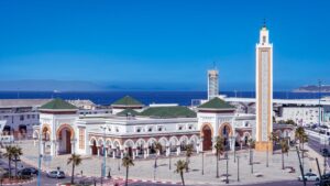 Tanger, Marokko - Hafen und Moschee an der Straße von Gibraltar