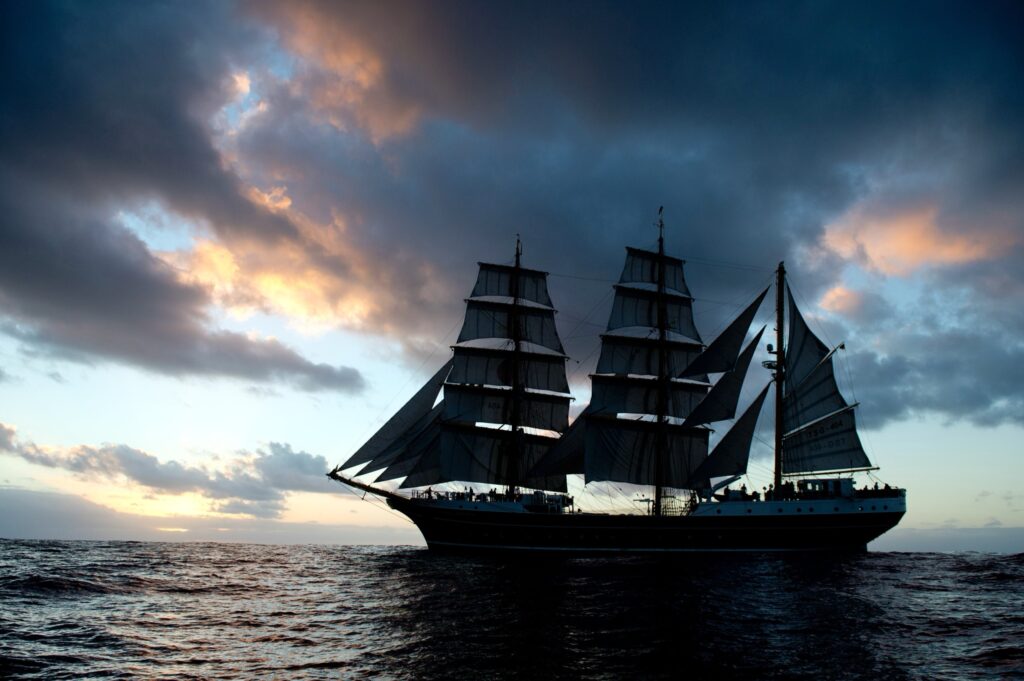 Alexander von Humboldt II unter Segeln in der Abenddaemmerung